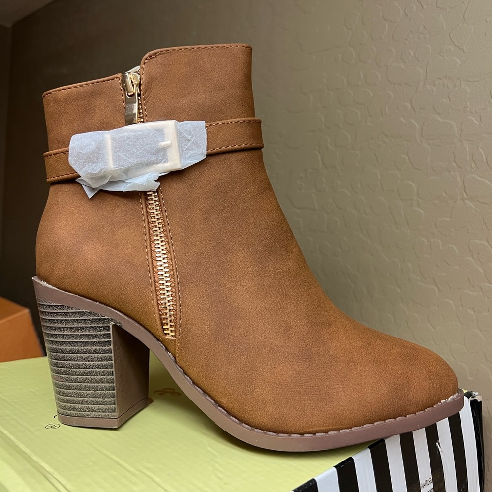 Tan boots - Picture 2 of 3